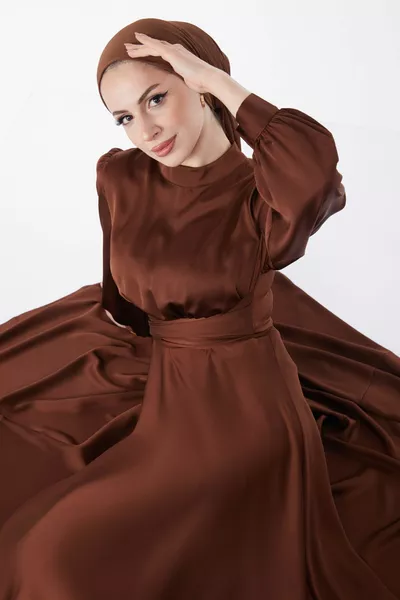 Robe de soirée à col juge marron ceinturée pour femme - 