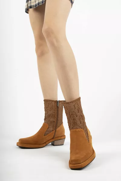 Stivali da donna in vera pelle scamosciata marrone chiaro