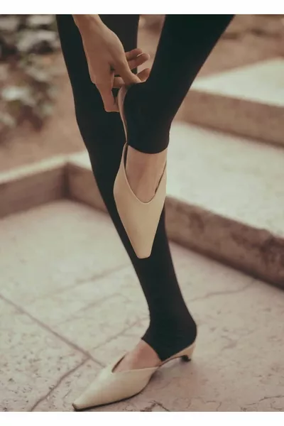 أحذية جلدية بأطراف مدببة