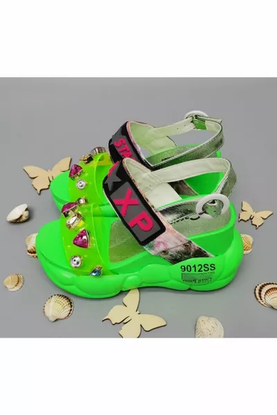 Neongrüne Damensandalen mit anatomischer Sohle und Plateauabsatz mit bunten Steinen