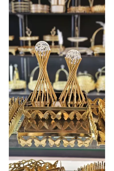 Paire de figurines décoratives en métal avec socle croisé torsadé et couleur dorée