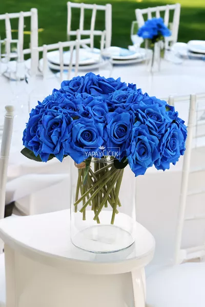 باقة زهور فاخرة لون أزرق في إناء