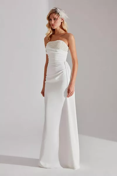 فستان زفاف ياسمين أبيض لؤلؤي مفصل بدون حمالات