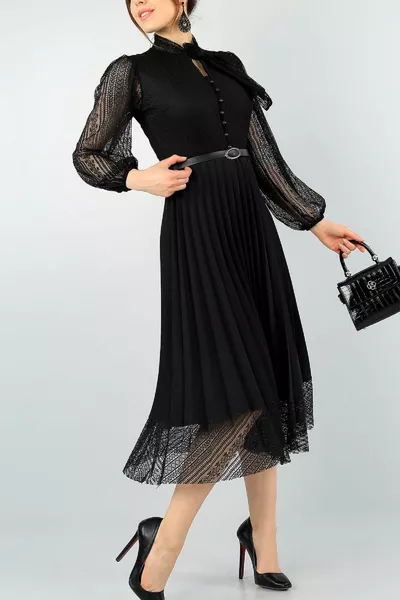 Geplooide gedetailleerde zwarte kanten avondjurk met lange mouwen 