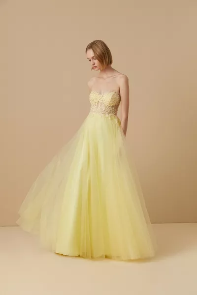 Zitronengelbes trägerloses transparentes langes Abendkleid mit Details