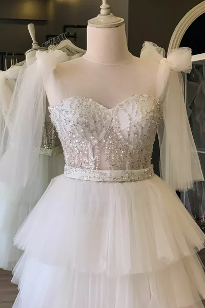 الدانتيل الأبيض المغطاة البسيطة مساء واللباس حزب