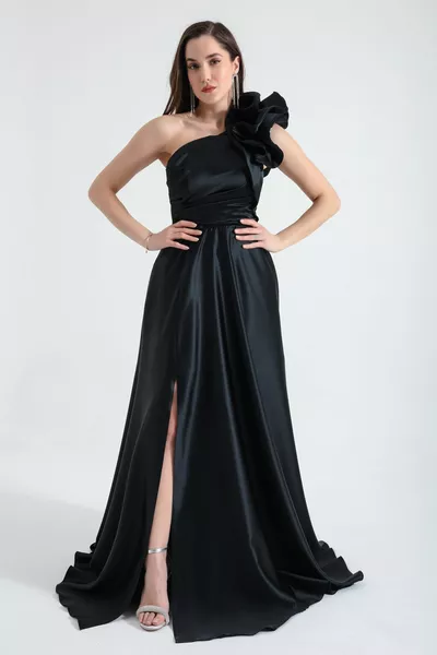 المرأة السوداء كتف واحد تكدرت مساء اللباس الطويل