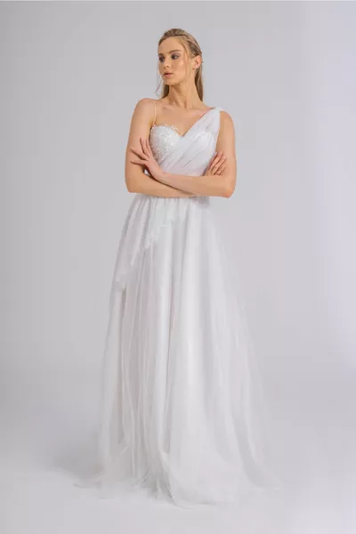 فستان سهرة أبيض لامع وفستان سهرة مع تفاصيل ثنى