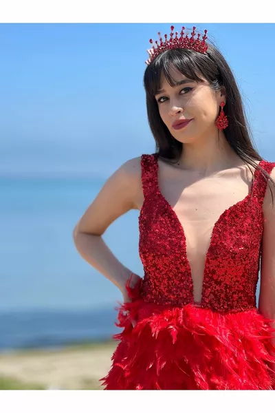 Мини след парти рокля с червено перо и пайети детайл презрамки