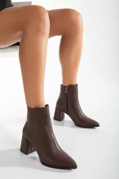 وأشار النساء الجلد البني اصبع القدم أحذية الكعب السميك 