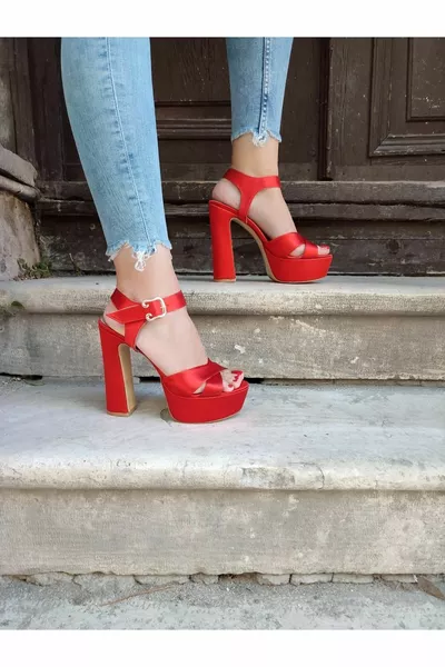 Abendkleider aus rotem Satin mit Plateau