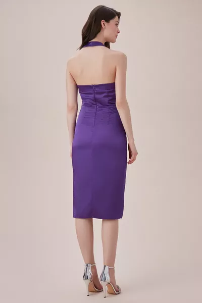 فستان أرجواني برسن رقبة ساتان متوسط الطول مع شقوق