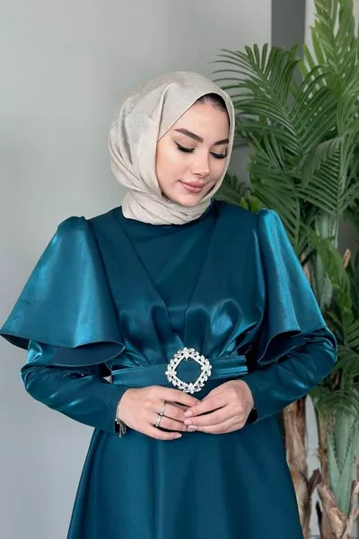 Вечернее платье с накидкой и рукавами изумрудный