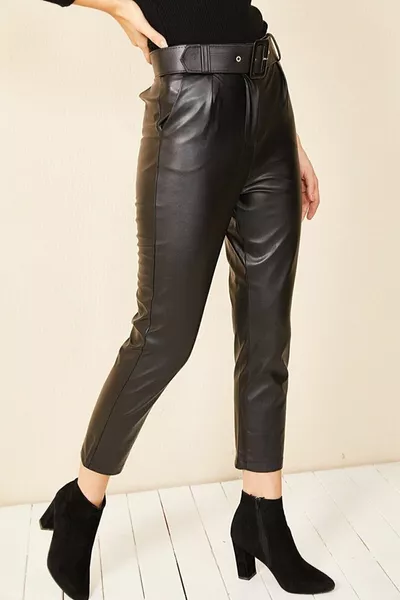 المرأة الجزرة نموذج السراويل الجلدية