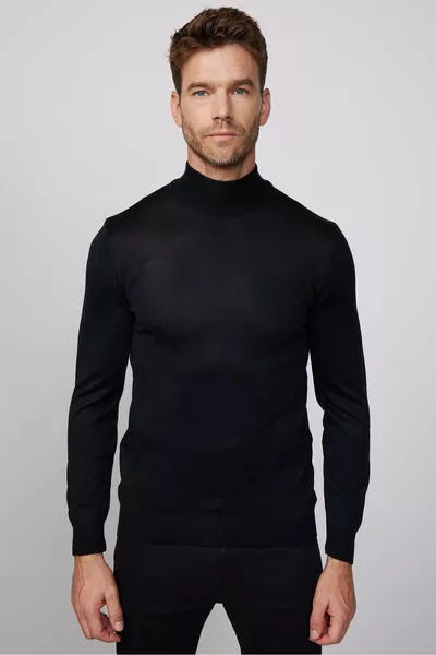 كنزة رجالية سوداء محبوكة برقبة نصف سلندر وتناسب قياس عادي