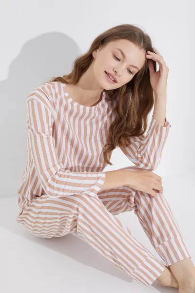 طقم بيجامة محبوك من الجوجر باللون الأبيض الفستقي