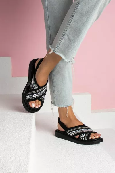 ميلاس صنادل نسائية سوداء مطرزة بظهر مطاطي