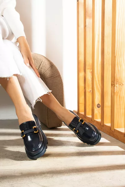 حذاء Laciver Skin Loafer مع مشبك