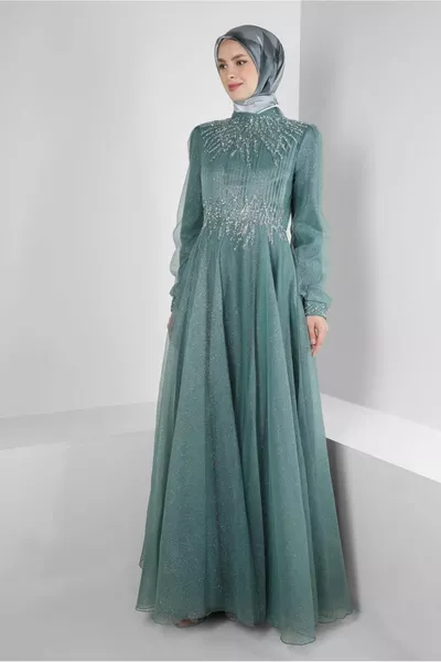 ВЕЧЕРНЕЕ ПЛАТЬЕ ИЗ СЕРЕБРИСТОЙ ОРГАНЗЫ С ВЫШИВКОЙ КАМНЯМИ 