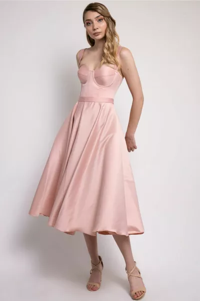 Robe de soirée et de bal en satin de longueur midi poudrée
