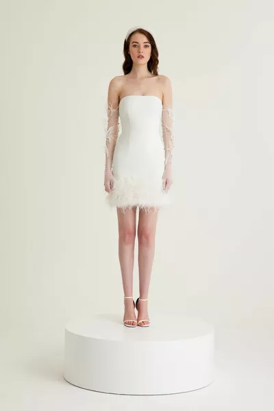 Witte strapless verenjurk met rechte hals en details van crêpe mini verlovingsjurk