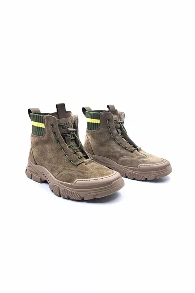 Bottes en daim de couleur camel pour hommes avec lacets en caoutchouc