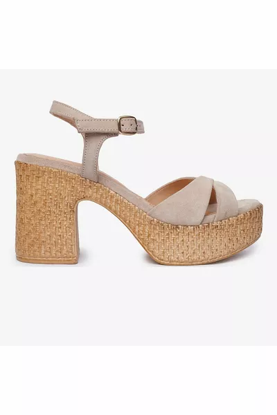 Дамски бежови велурени сандали от естествена кожа на ток 