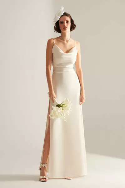 Degaje Kleid aus ecrufarbenem Satin mit Ausschnitt