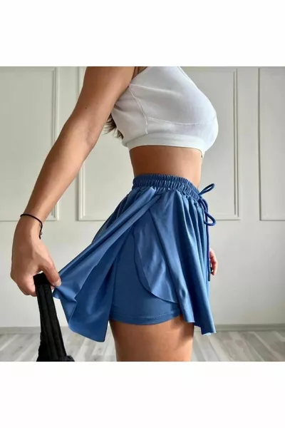 تنورة شورت رياضي نسائي مع لباس ضيق داخل فضفاض