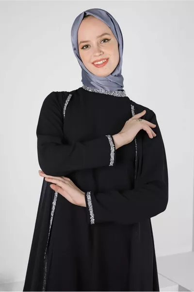 DOPPELTES ABENDKLEID MIT STEINSTICKEREI UND DETAIL MIT UMHANG 