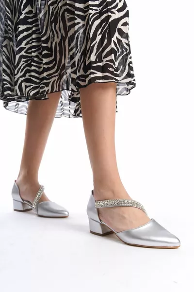 Scarpe argentate con tacco laterale in pietra