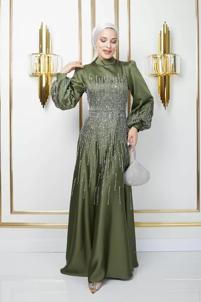 فستان سهرة محجاب من الساتان مع زخرفة حجرية في جميع أنحاء الأمام أخضر فاتح 
