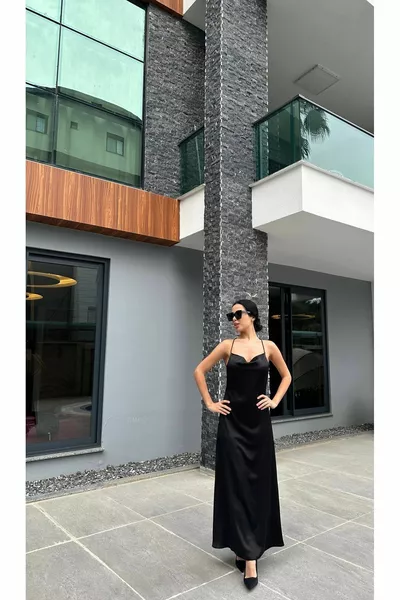 Robe longue décolletée en satin noir