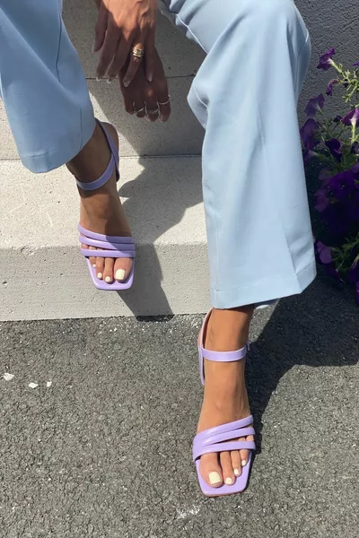 كعب حرفي نسائي بلون أرجواني مع ثلاثة أشرطة وحزام الكاحل 6 سم