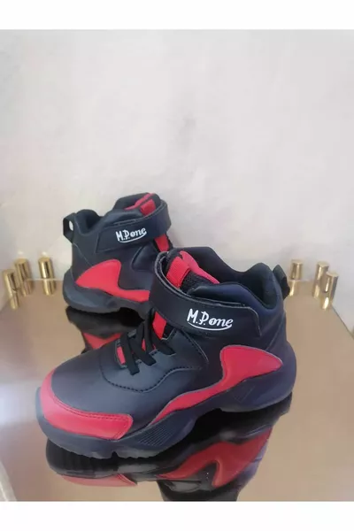 Scarpa a cestino a collo alto, suola estremamente leggera, molto leggera.