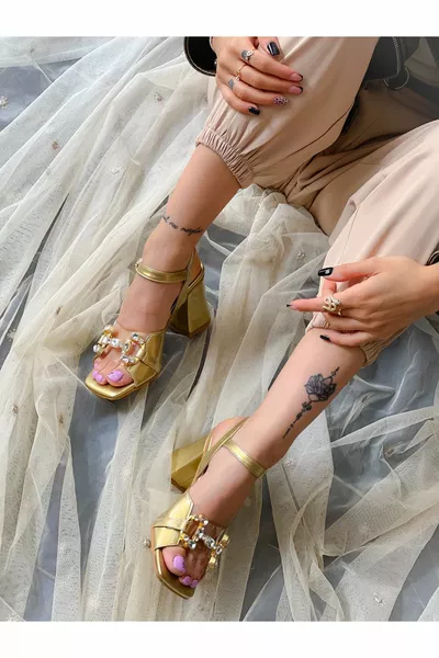 ARYA GOUDEN LAKLEREN SANDALEN MET HAK