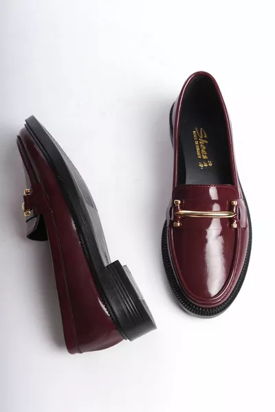 Женские туфли специального дизайна с элегантной пряжкой и лакированной кожей