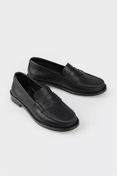 جلد أسود نسائي لوفر