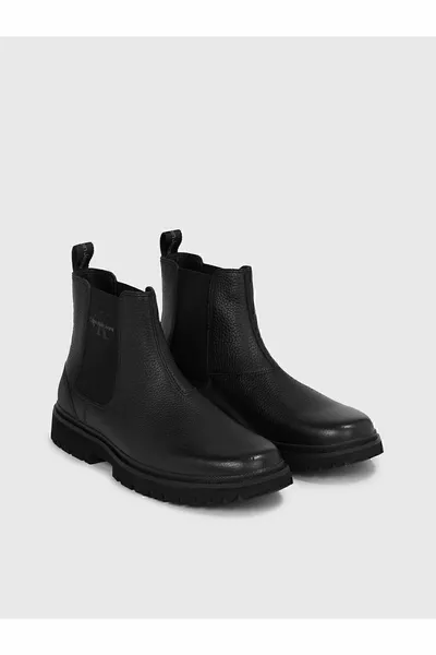 حذاء أسود مع جزء علوي من الجلد المتعثرة بشعار العلامة التجارية للرجال ونعل داخلي مريح من الإسفنج ونعل خارجي من Eva