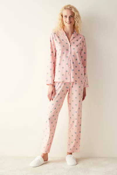 طقم بيجامة وردي منقوش بأكمام طويلة منقط