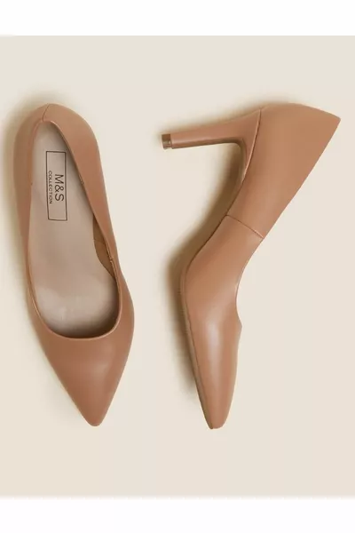 Stiletto mit spitzem Absatz