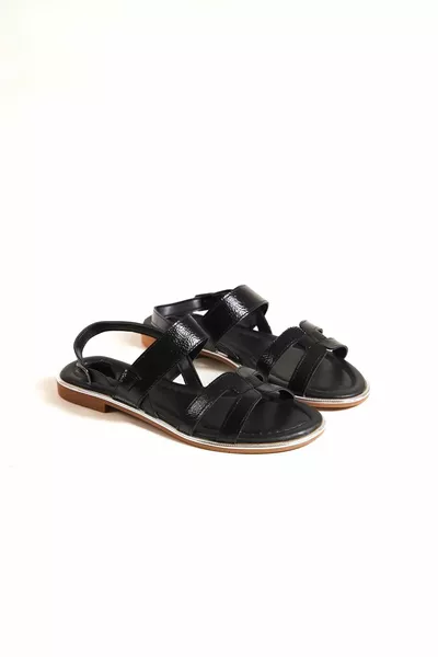 المرأة منخفضة النعل أنيقة عارضة الصنادل