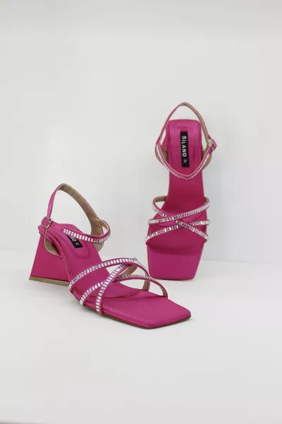 босоножки с тонкими ремешками и короткими ассиметричными каблуками