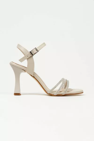 Crèmekleurige avondschoenen met dunne hakken voor dames met drie dunne strepen op de teen