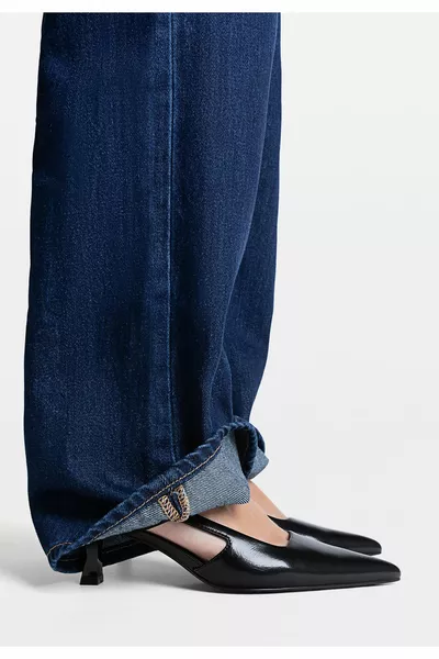 Обувь с открытой спиной и коротким заостренным каблуком