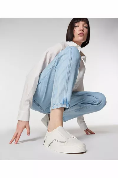 Кроссовки с контрастной строчкой