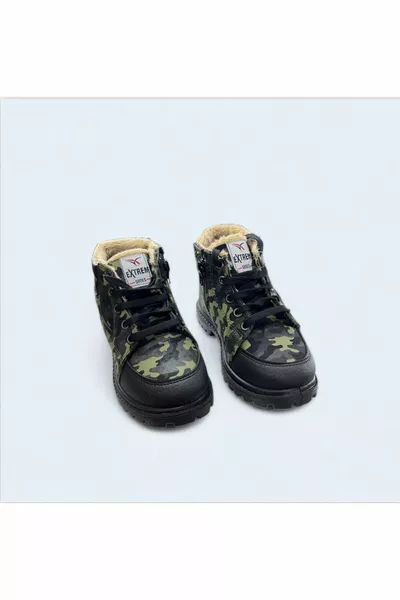 Gli stivali da ragazzo sono impermeabili, suola antiscivolo con cerniera in lana.