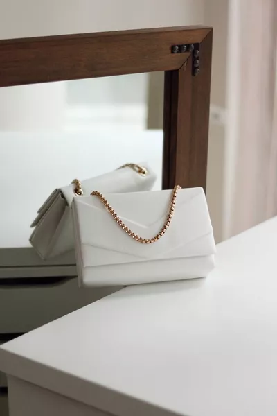 المرأة الأبيض المغلف مربع حقيبة الكتف