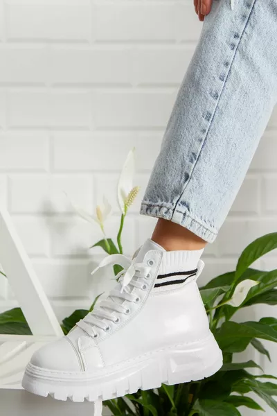 أحذية نسائية بيضاء مقاومة للماء