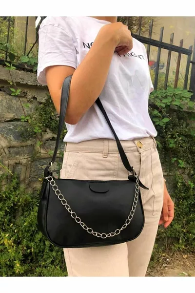 Дамска чанта за багет от черна верижка от сатенен плат